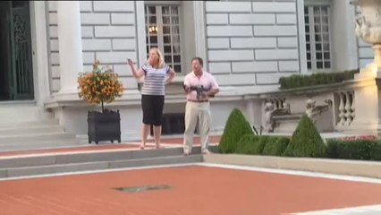 Un matrimonio amenaza con un fusil y una pistola a manifestantes antirracistas en San Luis (EEUU)