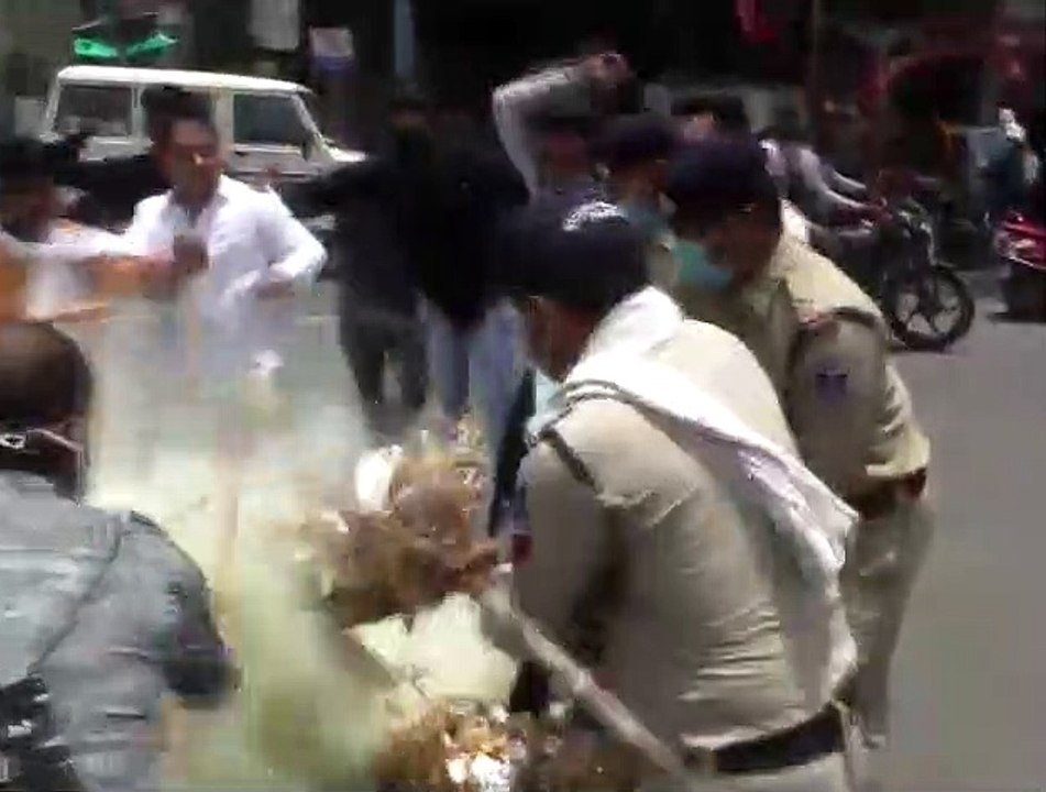 टावर चौक पर NSUI कार्यकर्ताओं ने CM शिवराज सिंह का पुतला फूंका