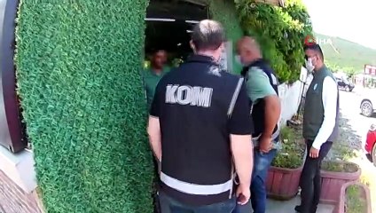 Oto galeride tutulan ‘Makak’ cinsi maymunlar, polis operasyonuyla kurtarıldı