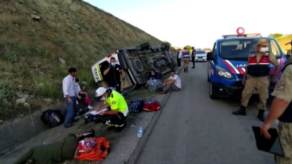 Lastiği patlayan minibüs yan yattı: 16 yaralı