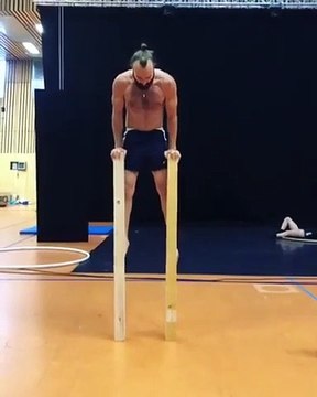 En équilibre sur les bras... sur 2 planches de bois !