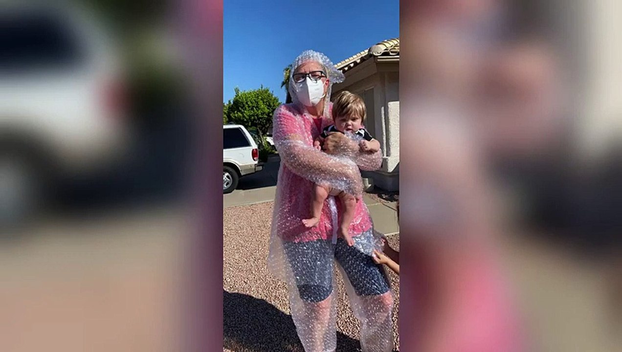 Habillée en papier bulle, cette mamie fait un calin à son petit fils !
