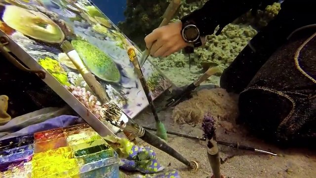 Peinture sous l'eau : elle peint une toile en plongée sous-marine !