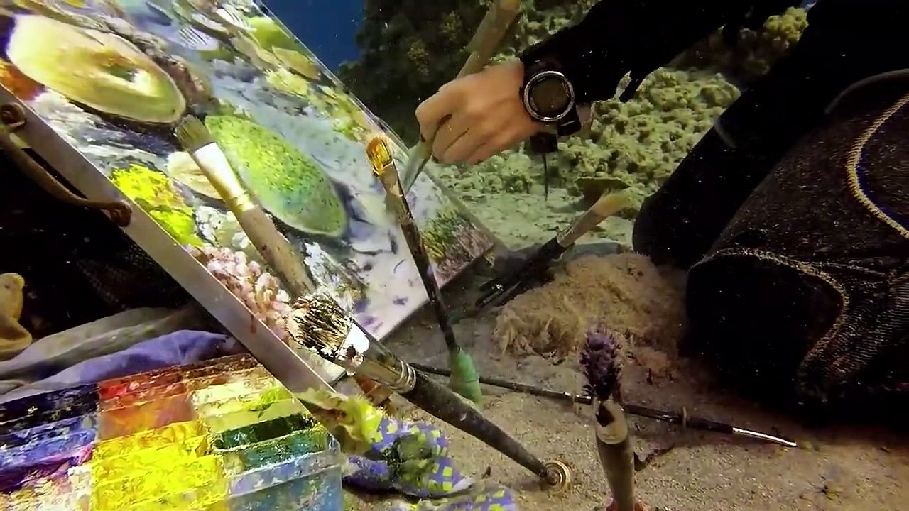 Peinture sous l'eau : elle peint une toile en plongée sous-marine !