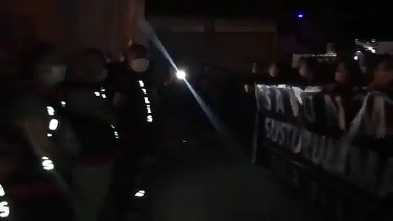 Yürüyüşüne izin verilmeyen İzmir Barosu avukatları polise karşı 'Yuh yuh' şarkısını söyledi
