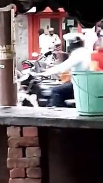 शाहजहांपुर: बदमाशो के हौसले बुलंद, बैंक में सुरक्षा गार्ड पर ताना तमंचा, वीडियो वायरल