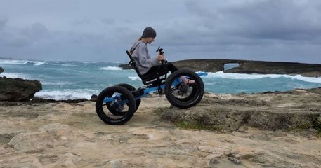 Un homme fabrique un fauteuil roulant tout-terrain pour aider son épouse à mieux se déplacer