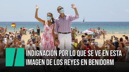 Indignación por lo que se ve en esta imagen de los reyes Felipe y Letizia en Benidorm