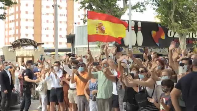 Los reyes aclamados por decenas de bañistas en su visita a Benidorm