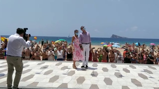 Los Reyes recorren la playa de Levante en Benidorm