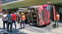 Bakırköy'de devrilen kamyonun sürücüsü yaralandı - İSTANBUL