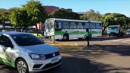 Siena é atingido por ônibus em rotatória na Rua JK