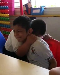 Morali bozuk olan otizmli arkadaşını, güldürmek için çabalayan down sendromlu ufaklık ❤️