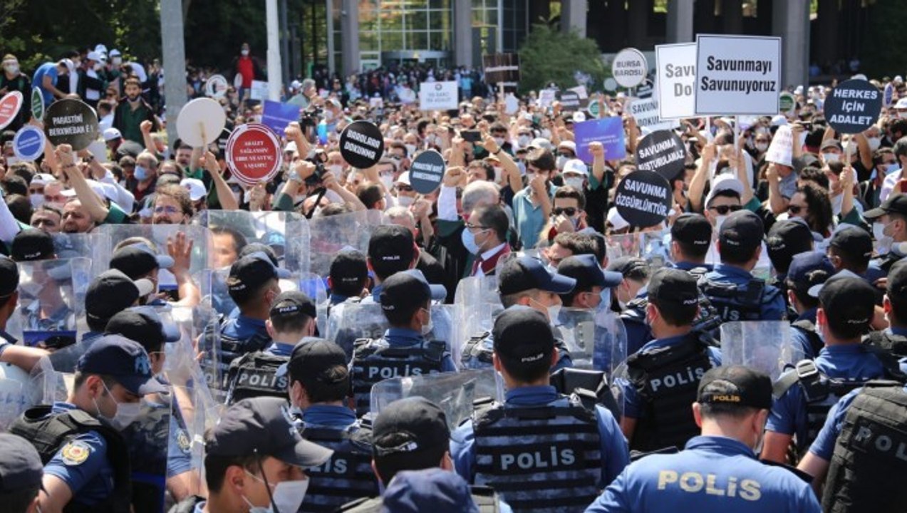 Meclis’e yürümek isteyen avukatlara polis müdahale etti!