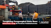 Tongkang Pengangkut Batu Bara Keluarkan Asap di Perairan Palabuhanratu