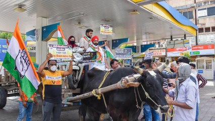 Скачать видео: Petrol-Diesel prices hiked up, Congress stages protest