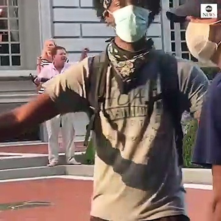 USA - Un couple se poste devant sa maison avec fusil d'assaut et pistolet pour protéger sa maison lors d'une manifestation