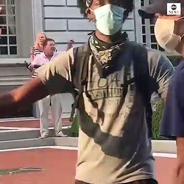 USA - Un couple se poste devant sa maison avec fusil d'assaut et pistolet pour protéger sa maison lors d'une manifestation