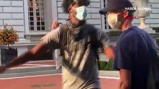 Irkçılık karşıtı gösteride tedirgin eden görüntü: Silah çekip tehdit ettiler