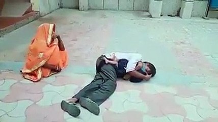 बेटे के शव से लिपटकर रोते हुए बेसुध हुआ पिता, हैरान करने वाली है वजह