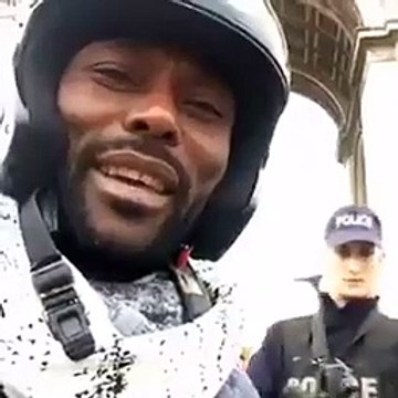 LE CONTRÔLE ROUTIER BRUTAL DE L'ACTEUR JIMMY JEAN-LOUISL'acteur haïtien Jimmy Jean-Louis a partagé sur sa page Facebook, une vidéo dans laquelle il se fait contrôler par un policier alors qu'il se baladait tranquillement à scooter. Le policier arrive et