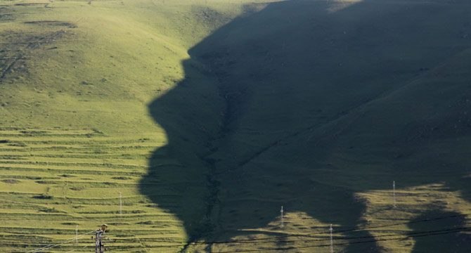 Atatürk’ün Karadağ sırtlarına yansıyan silueti görülmeye başlandı
