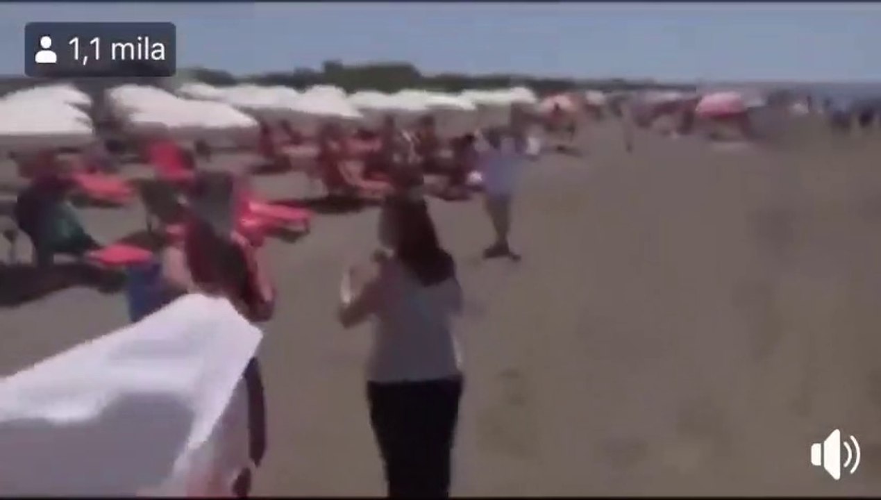 TENSIONI NEL M5S, BEPPE GRILLO IN SPIAGGIA NON RISPONDE ALLE DOMANDE