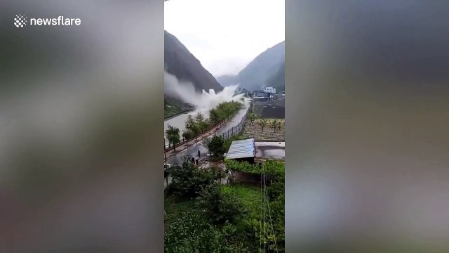 Huge boulders plummet down mountain in southern China
