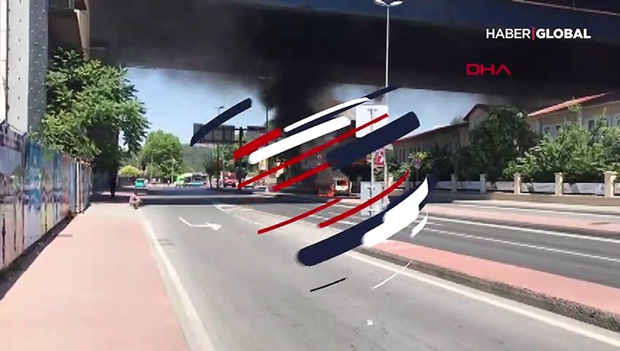Beyoğlu'da korkutan anlar... Araç yandı cadde kapatıldı