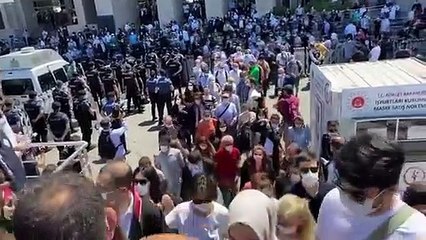 Meydana alınan avukatlara polisten sosyal mesafe anonsu