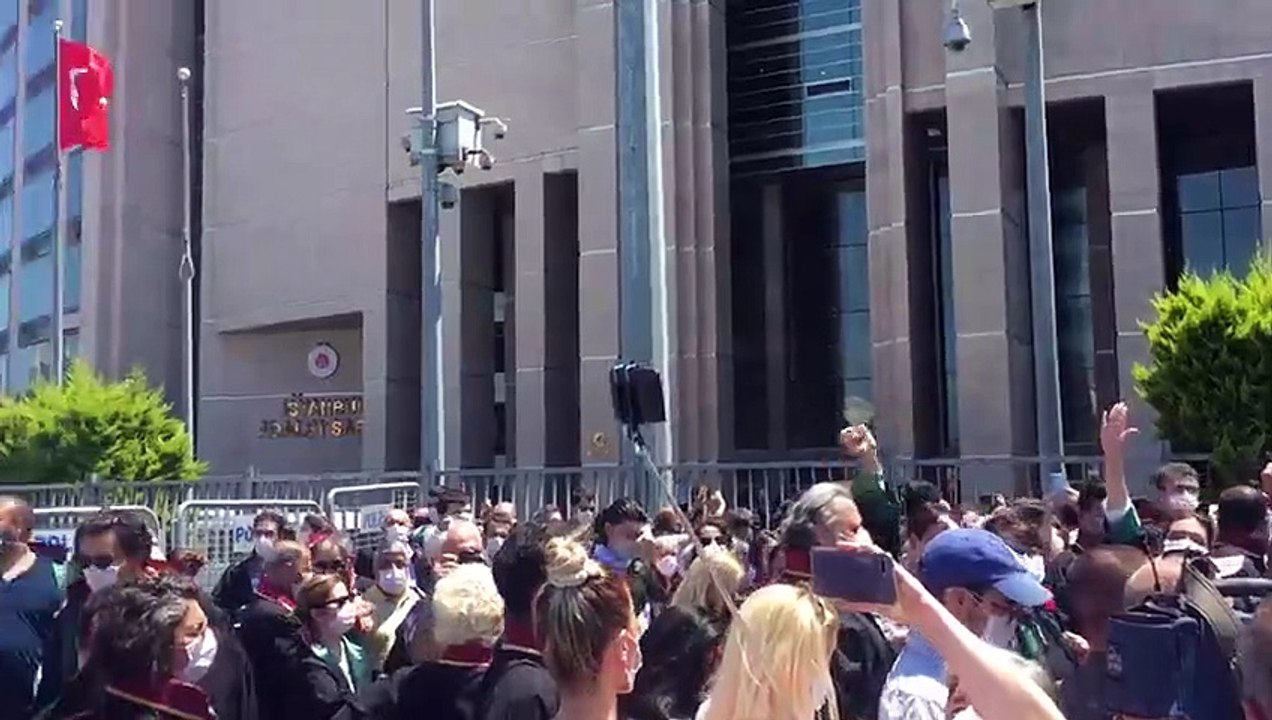 Avukatlar 'Savunma Mitingi' için Çağlayan'da: Feyzioğlu istifa sloganları