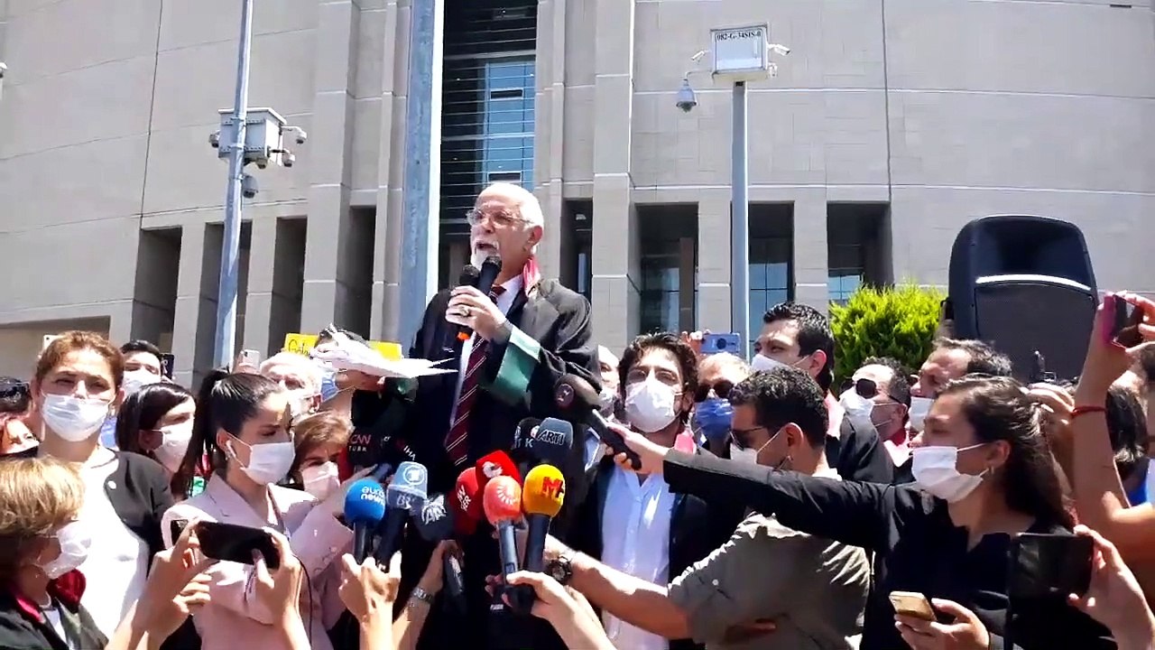 İstanbul Barosu Başkanı Av. Mehmet Durakoğlu'nun, Çağlayan Adliyesi önündeki Savunma Mitingi'nde konuşması sık sık "Feyzioğlu istifa!" sloganlarıyla kesiliyor!