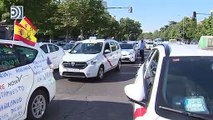 Decenas de taxistas inundan el centro de Madrid para pedir una 