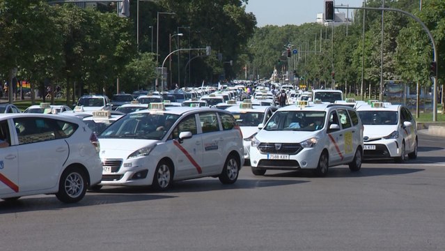 Los taxistas colapsan Madrid para exigir una desescalada