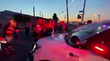 Detroit, auto della polizia investe i manifestanti: il video che mostra cosa è accaduto