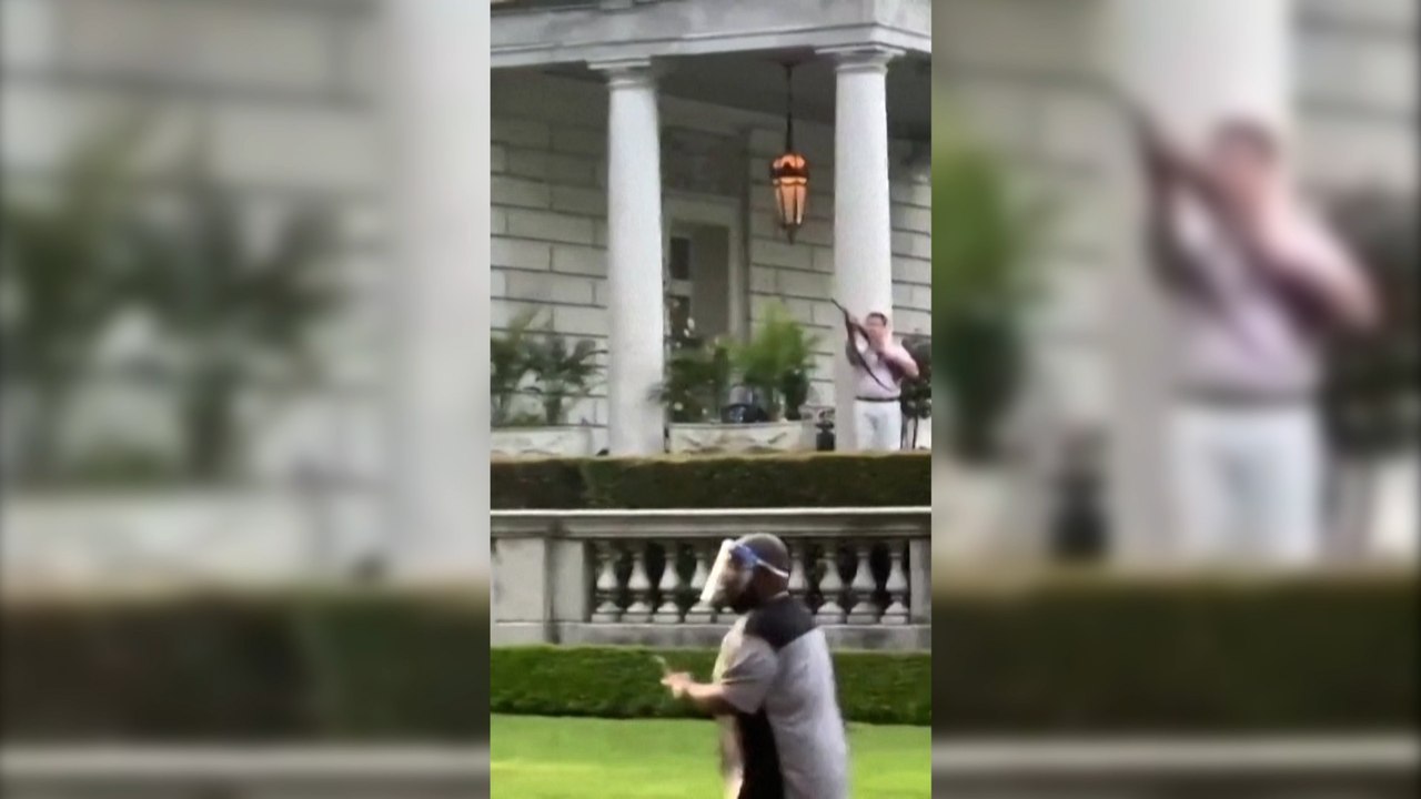 USA: Paar richtet Waffen auf Demonstranten