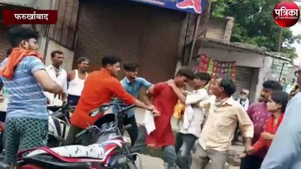 Video Viral - सरे बाजार कुछ लोगों नें युवक को बेहरहमी से पीटा