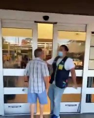 Cliente sem máscara tenta entrar à força em supermercado nos EUA