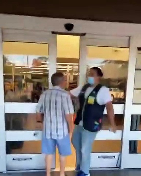 Cliente sem máscara tenta entrar à força em supermercado nos EUA