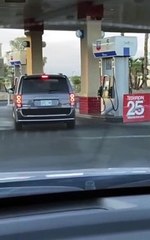 Cette femme ne sait pas comment mettre se servir de la pompe