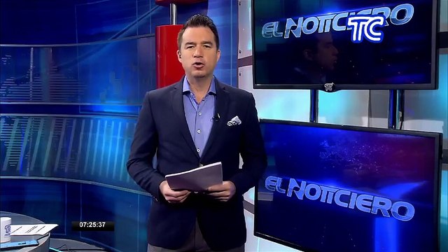 Personas respetan distanciamiento social mientras realizan trámites en la plataforma gubernamental norte en Quito