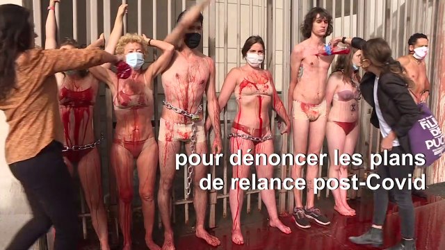 Extinction Rebellion s'enchaîne à Bercy pour dénoncer les plans de relance