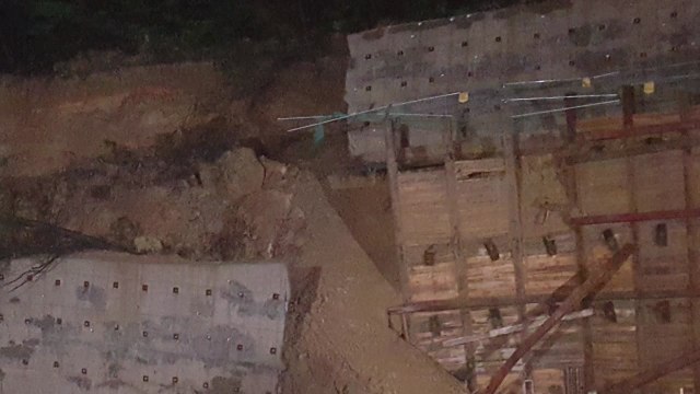 경남 김해서 호우로 공사장 옹벽 무너져 / YTN