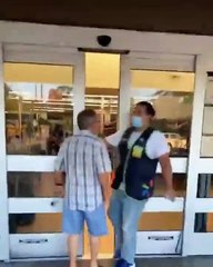 Cliente sem máscara tenta entrar à força no supermercado