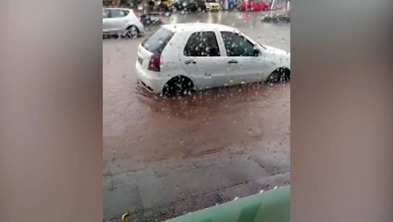 Rua São Paulo fica tomada pela água no Centro