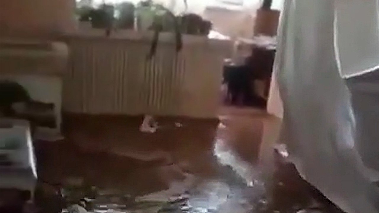 Son voisin du dessus a laissé un robinet ouvert et ruine son appartement