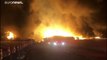 شاهد: رجال الإطفاء يحاولون السيطرة على حريق الميناء النفطي الكويتي