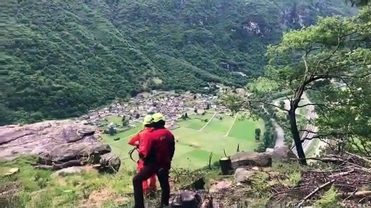 Un hélicoptère fait une entrée fracassante en pleine intervention de secours