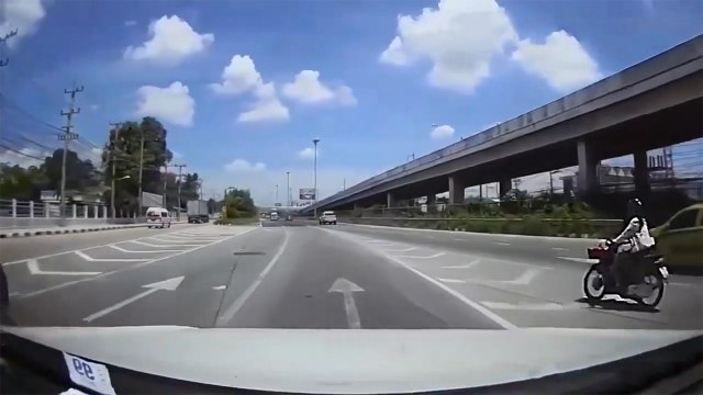 Une femme en mobylette pense qu’elle peut couper des lignes blanches en étant invincible