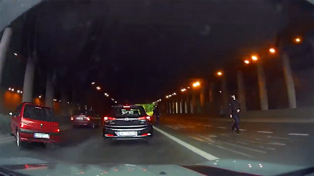 Un policier arrête la circulation pour récupérer un portefeuille et provoque un accident